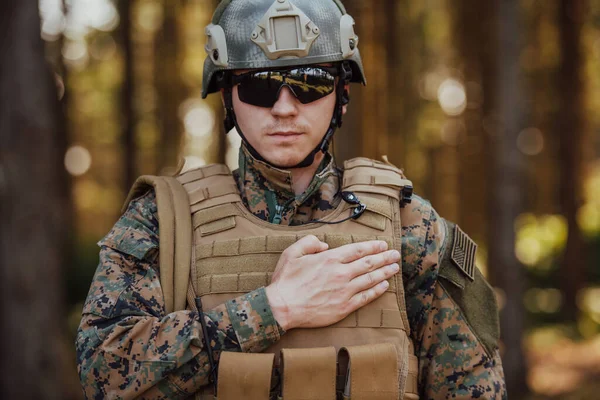 Armé Soldat Svär Med Handen Hjärtat — Stockfoto