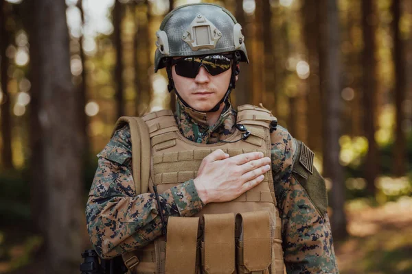 Armé Soldat Svär Med Handen Hjärtat — Stockfoto