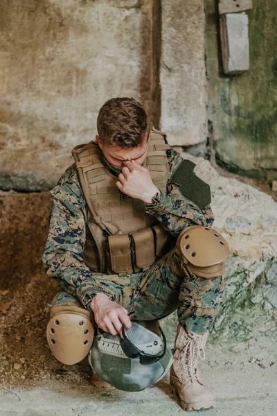 Problemas Psíquicos Soldados Soldado Tem Problemas Psicológicos Enquanto Está Campo — Fotografia de Stock