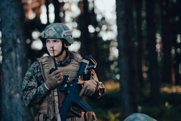 Modern Warfare Soldier Commander Officer Talking Mobilfunk Station Und Geben — Stockfoto