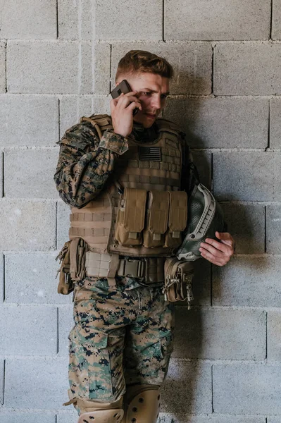 Soldato Utilizzando Smartphone Chiamando Famiglia Casa Frinds — Foto Stock