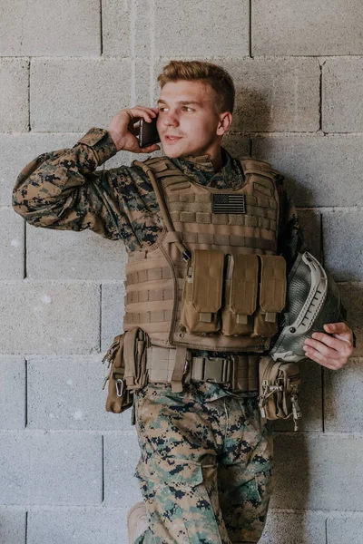 Στρατιώτης Που Χρησιμοποιεί Smartphone Και Καλώντας Την Οικογένεια Σπίτι Και — Φωτογραφία Αρχείου