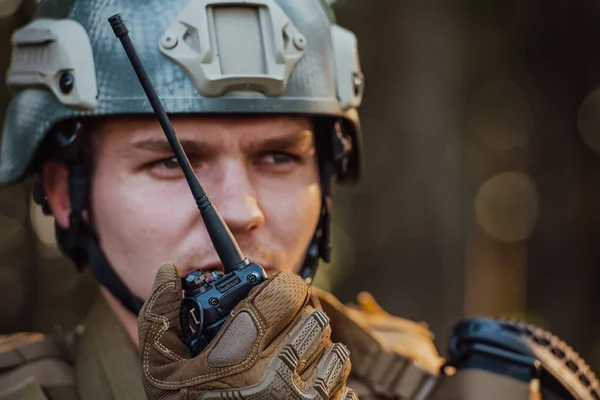 Modern Warfare Soldier Commander Officer Talking Portable Radio Station Give — Stok Foto