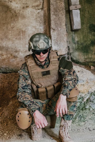 Αναστατωμένος Στρατιώτης Έχει Ψυχολογικά Προβλήματα Κρατώντας Κεφάλι Του — Φωτογραφία Αρχείου