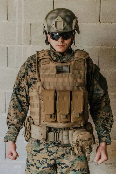 Voják Uniformě Stojí Před Kamennou Zdí Plné Zbroji Připravuje Boji — Stock fotografie