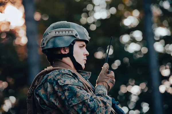 Σύγχρονη Στρατιωτικός Διοικητής Στρατιωτικών Μιλώντας Portable Radio Station Και Δώσει — Φωτογραφία Αρχείου