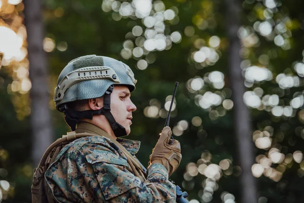 Soldado Guerra Moderno Comandante Oficial Que Habla Estación Radio Portátil — Foto de Stock