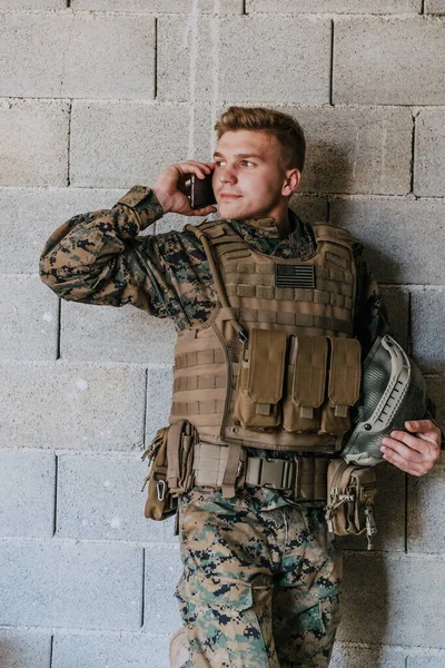 Soldat Utilisant Smartphone Appelant Famille Les Franges Maison — Photo
