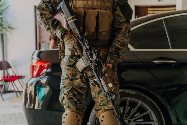 American Marine Corps Special Operations Soldier Preparing Tactical Communication Gear — Φωτογραφία Αρχείου