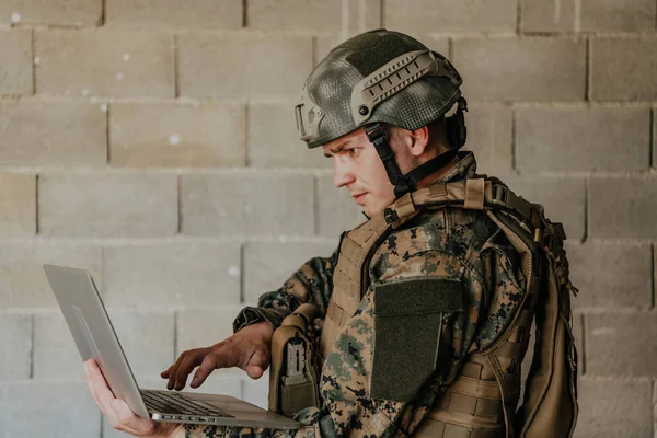 無人機を制御し 友人や家族と連絡を取り合うためにラップトップコンピュータを使用して軍の制服を着たアメリカの兵士 — ストック写真