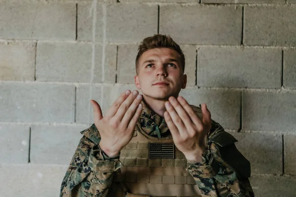 Ένας Μουσουλμάνος Στρατιώτης Των Ειδικών Δυνάμεων Προσεύχεται Στο Θεό Σηκώνοντας — Φωτογραφία Αρχείου