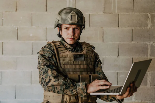 Amerykański Żołnierz Mundurze Wojskowym Pomocą Laptopa Sterowania Dronem Pozostawania Kontakcie — Zdjęcie stockowe