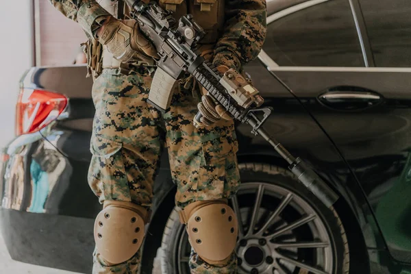 American Marine Corps Special Operations Soldier Preparing Tactical Communication Gear — Φωτογραφία Αρχείου