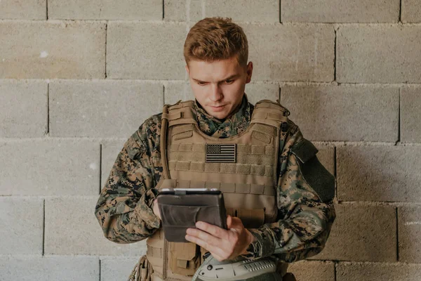 Voják Pomocí Tabletu Počítače Proti Staré Cihlové Zdi — Stock fotografie