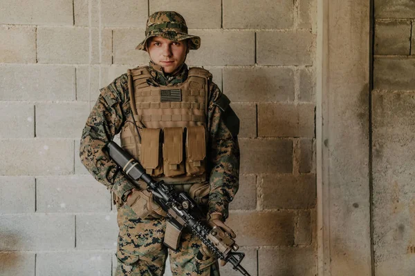 Soldato Uniforme Trova Fronte Muro Pietra Pieno Equipaggiamento Guerra Che — Foto Stock