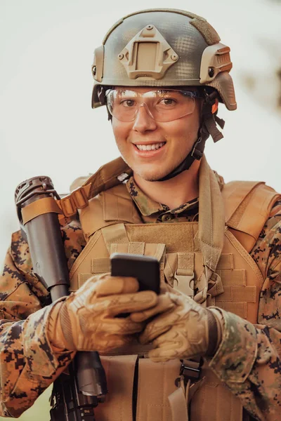 士兵使用智能手机与家人或女友沟通和怀旧的概念 — 图库照片