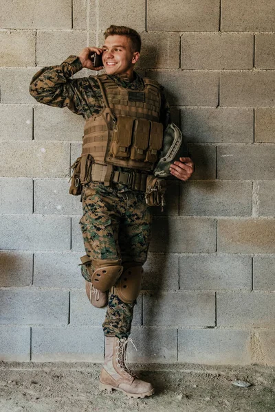 Soldat Använder Smartphone För Att Kontakta Familj Eller Flickvän Kommunikation — Stockfoto