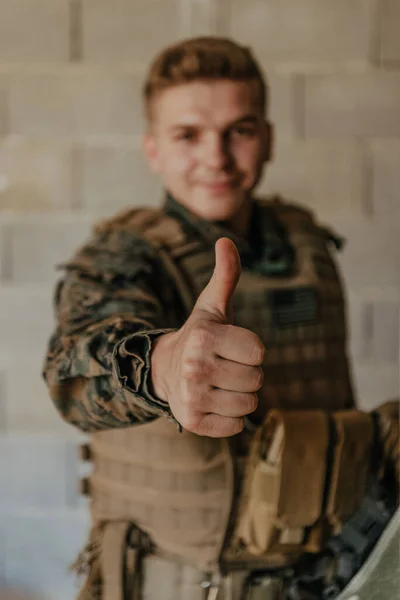 Soldado Hace Gesto Éxito Con Mano Soldado Con Equipo Guerra —  Fotos de Stock