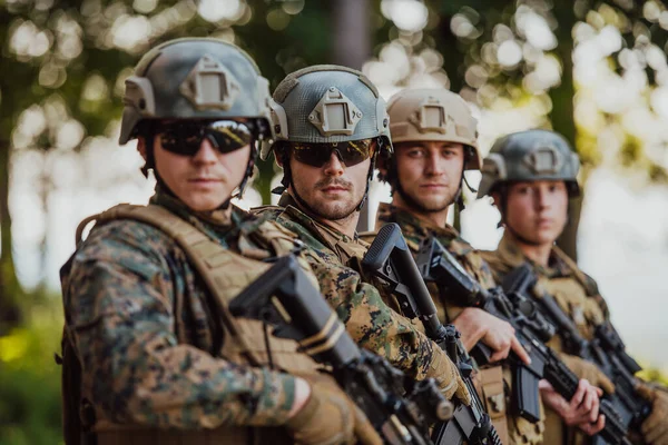 兵士の戦闘機は銃と一緒に立っている 米軍エリートメンバーのグループ肖像 民間軍事会社の軍人 反テロ部隊 — ストック写真