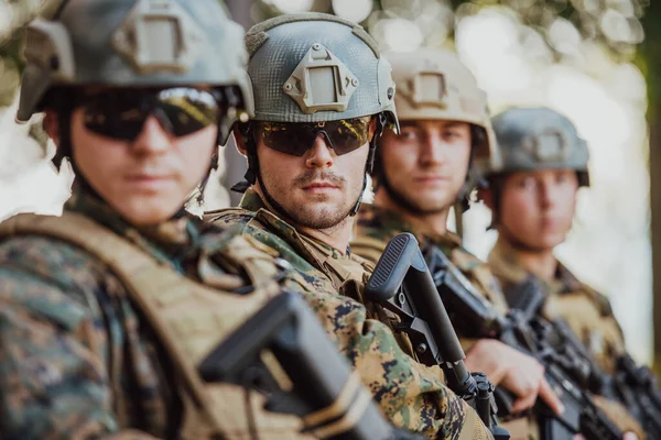Soldater Som Står Tillsammans Med Vapen Gruppporträtt Amerikanska Arméns Elit — Stockfoto