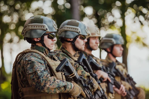 Vojáci Stojí Spolu Zbraněmi Skupinový Portrét Elitních Příslušníků Americké Armády — Stock fotografie