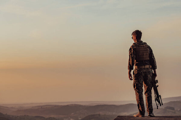 портрет солдата на закате местного героя городской легенды подлинным.