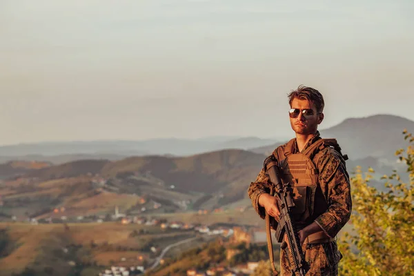 Ritratto Del Soldato Sul Tramonto Eroe Locale Leggenda Urbana Autentico — Foto Stock