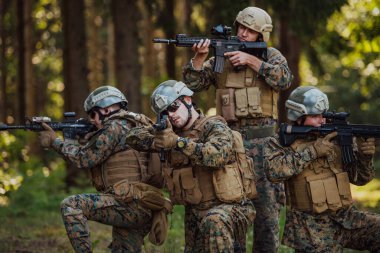 Bir grup modern savaş askeri tehlikeli uzak orman bölgelerinde savaşıyor. Bir grup asker modern silahlarla düşman hattında savaşıyor. Savaş ve askerlik kavramı.