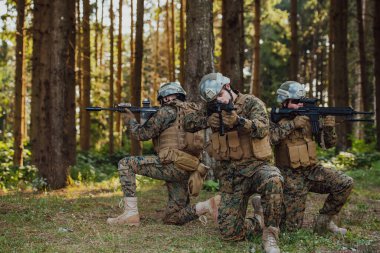 Asker savaşçılar silahlarla birlikte duruyorlar. Amerikan ordusunun seçkin üyelerinin grup portresi, özel askeri şirket çalışanları, anti-terör ekibi..