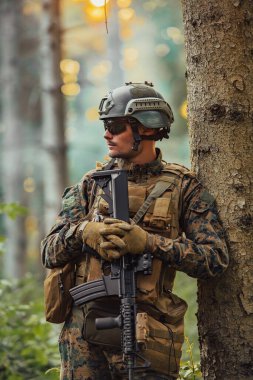 Yoğun ve tehlikeli orman bölgelerinde görev yapan modern bir savaş askeri. Tehlikeli askeri kurtarma operasyonları.
