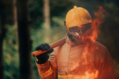 İtfaiyeci iş başında. Güçlü yangınlarla çevrili tehlikeli orman bölgelerinde itfaiyeci. İtfaiye teşkilatının işi. Merhaba.