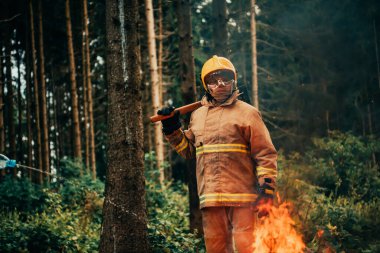 İtfaiyeci iş başında. Güçlü yangınlarla çevrili tehlikeli orman bölgelerinde itfaiyeci. İtfaiye teşkilatının işi. Merhaba.