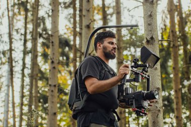 Profesyonel Film Kameralı Videograf Gimbal Stabilize Ediyor Ormandaki Askerlerin Eylem Çekimi.