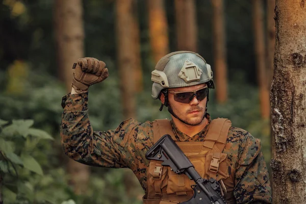 Moderne Oorlogsvoering Soldaat Officier Toont Tactische Hand Signalen Stilletjes Bevelen — Stockfoto