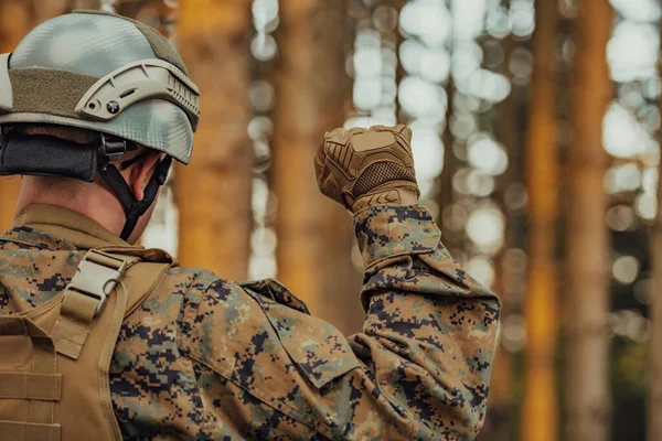 Soldat Guerre Moderne Officier Montre Des Signaux Tactiques Main Pour — Photo