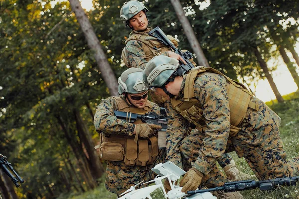 Modern Krigföring Soldater Squad Använder Drönare För Scouting Och Övervakning — Stockfoto