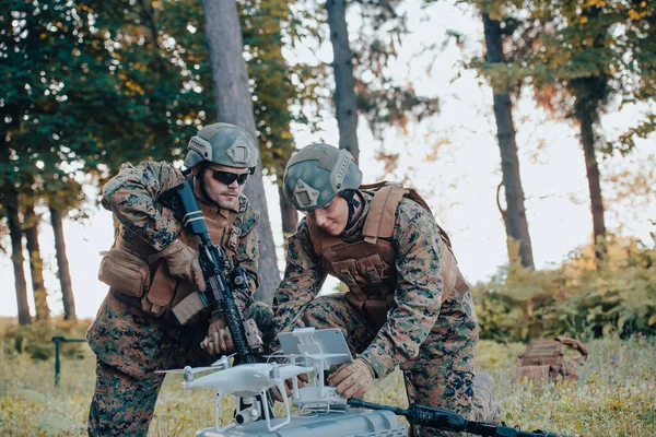 Współcześni Żołnierze Wojenni Używają Drona Zwiadu Obserwacji Podczas Operacji Wojskowej — Zdjęcie stockowe
