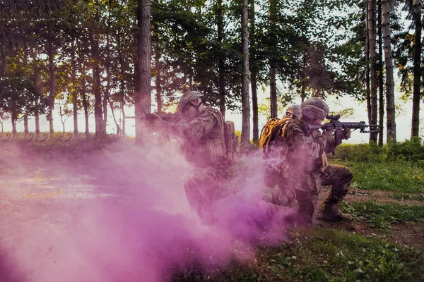 Soldatenkämpfer Stehen Mit Gewehren Zusammen Gruppenporträt Von Elitemitgliedern Der Armee — Stockfoto