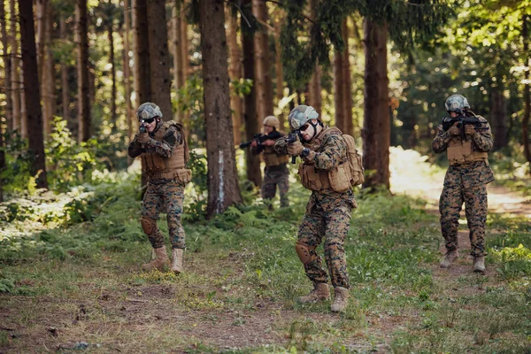 Katona Harcosok Állnak Együtt Fegyverekkel Csoport Portré Amerikai Hadsereg Elit — Stock Fotó