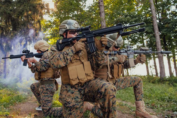 战士们拿着枪站在一起 美国陆军精英 私营军事公司军人 反恐小组的集体肖像 — 图库照片