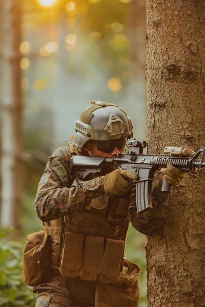 Soldat Război Modern Aflat Datorie Război Zone Forestiere Dense Periculoase — Fotografie, imagine de stoc