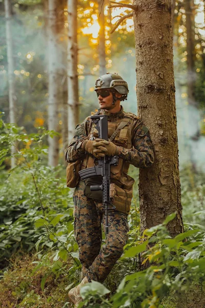 Een Moderne Oorlogssoldaat Oorlogsplicht Dichte Gevaarlijke Bosgebieden Gevaarlijke Militaire Reddingsoperaties — Stockfoto