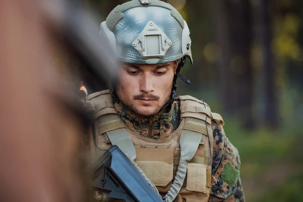Retrato Soldado Com Equipamento Tático Exército Proteção Arma Tendo Uma — Fotografia de Stock