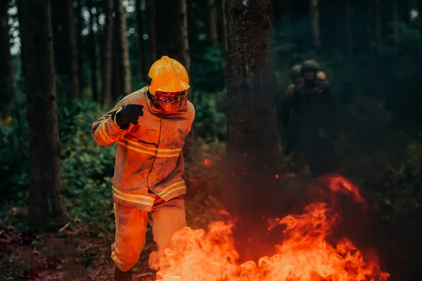 Strażak Bohater Akcji Niebezpieczeństwo Skacząc Nad Płomieniem Ognia Aby Uratować — Zdjęcie stockowe