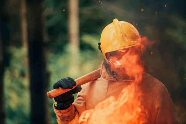 Bombero Trabajo Bombero Áreas Forestales Peligrosas Rodeadas Fuerte Fuego Concepto — Foto de Stock