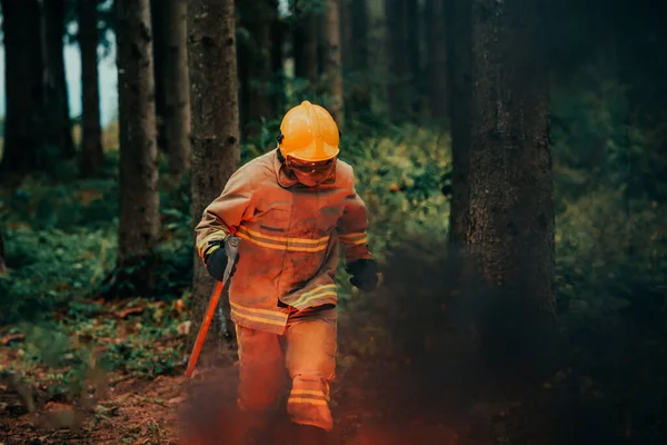 Strażak Bohater Akcji Niebezpieczeństwo Skacząc Nad Płomieniem Ognia Aby Uratować — Zdjęcie stockowe