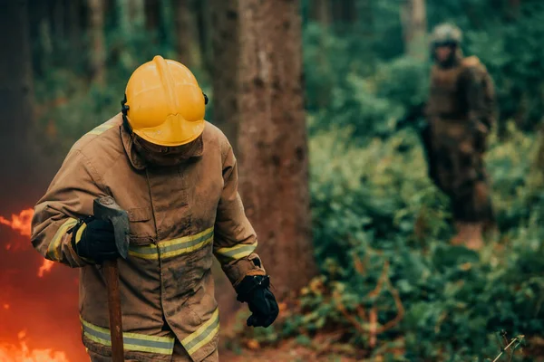 Hasič Práci Hasič Nebezpečných Lesních Oblastech Obklopený Silným Požárem Koncept — Stock fotografie