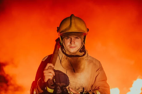 Tűzoltó Munkahelyén Tűzoltó Veszélyes Erdőterületeken Erős Tűzzel Körülvéve Tűzoltóság Munkájának — Stock Fotó