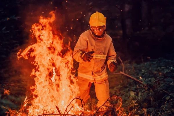 İtfaiyeci kahraman, yangın ateşinin üzerinden atlayıp kurtarma tehlikesiyle karşı karşıya..