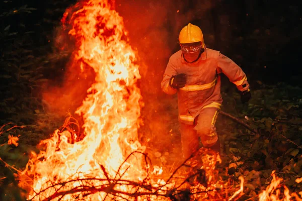 Герой Пожежної Небезпеки Стрибає Над Вогнем Полум Щоб Врятувати Врятувати — стокове фото